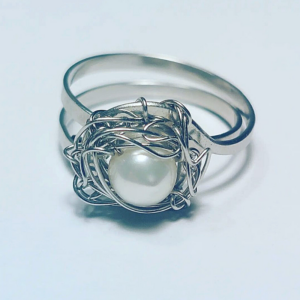 Prsten perla v hnízdě